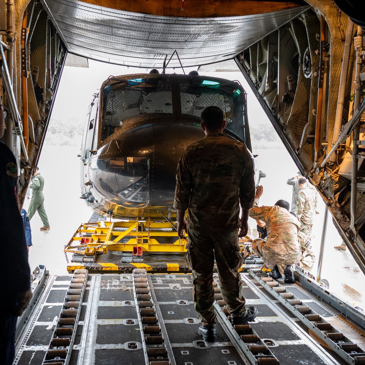 Ejercito_Arg's tweet image. #BuenosAires Un helicóptero Bell UH-1H de Aviación de Ejército fue cargado en la bodega de un C-130 Hércules de la @FuerzaAerea_Arg y partió hacia #ComodoroRivadavia para participar del #EjercicioKekén. 
#UnEjércitoEnAcción 
@MinDefensa_Ar