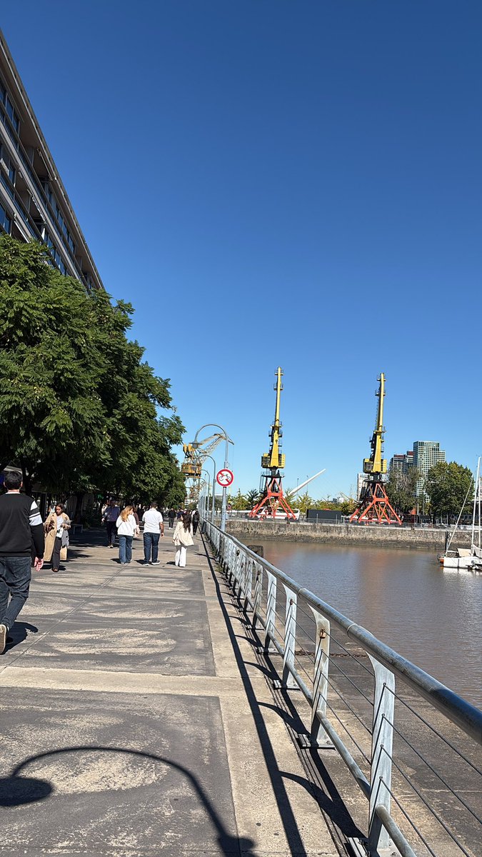 Salimos a disfrutar este bello día de otoño 🍁 y a pensar en cuando renunciar