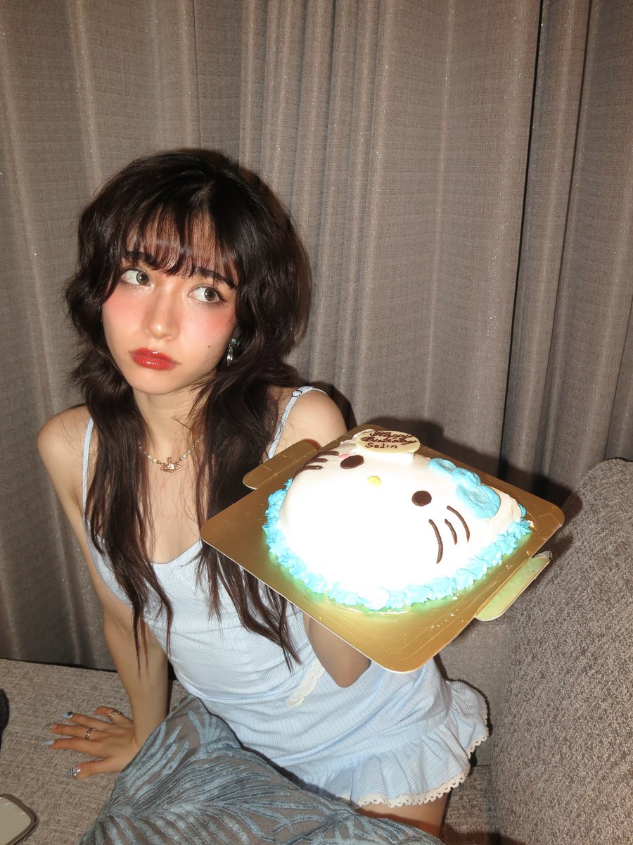 selinsplanet's tweet image. 4月18日はアニメ「 #ねずみくんのチョッキ　のたんじょうび」🎂の放送でした✨
そして同じ日私の23歳の誕生日でした💕🎉！！！

誕生日はHelloKitty ケーキ🍰✨
次の土曜日もNHKでみてね、私の音楽も聴いてください🩵
@nezumikun_anime #hellokitty #アニメ #誕生日
