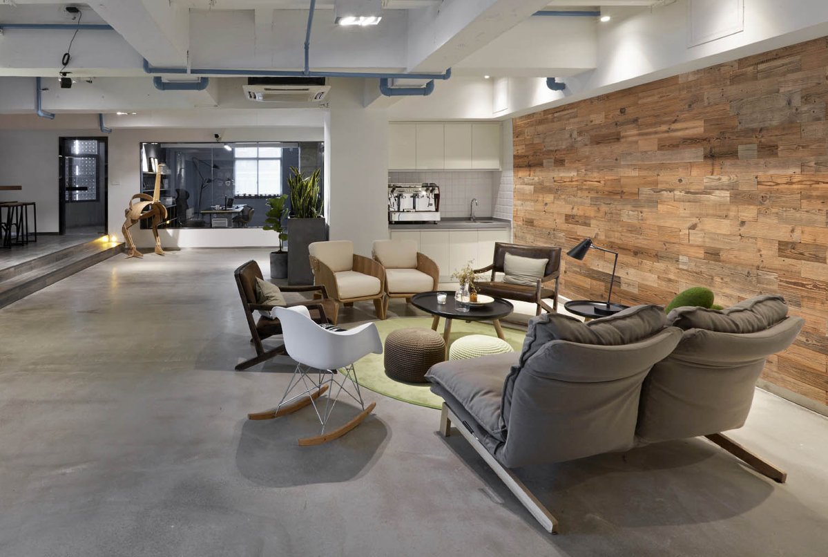 Audrini_Living's tweet image. Good conversations today with #designers and #architects.

A common theme:
Natural materials are being prioritised again - especially timber with real texture and variation. AudriniLiving.com

#InteriorDesign2026 #InteriorDesign #ModernInteriors
#InteriorStyling