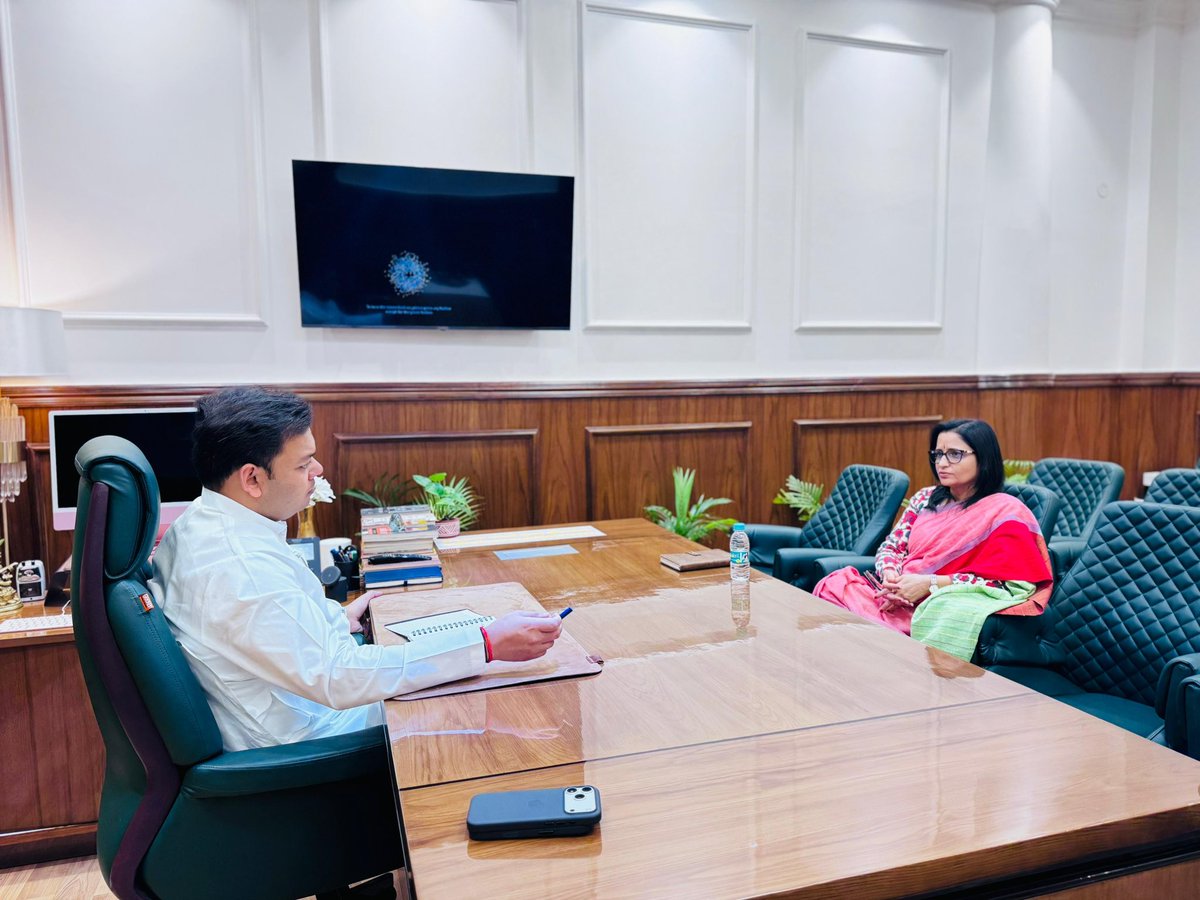 आज लखनऊ स्थित आवास पर महानिदेशक, स्कूल शिक्षा, उ.प्र., श्रीमती मोनिका रानी जी के साथ बैठक कर विभागीय कार्यों एवं योजनाओं की समीक्षा की तथा आवश्यक दिशा-निर्देश दिए।