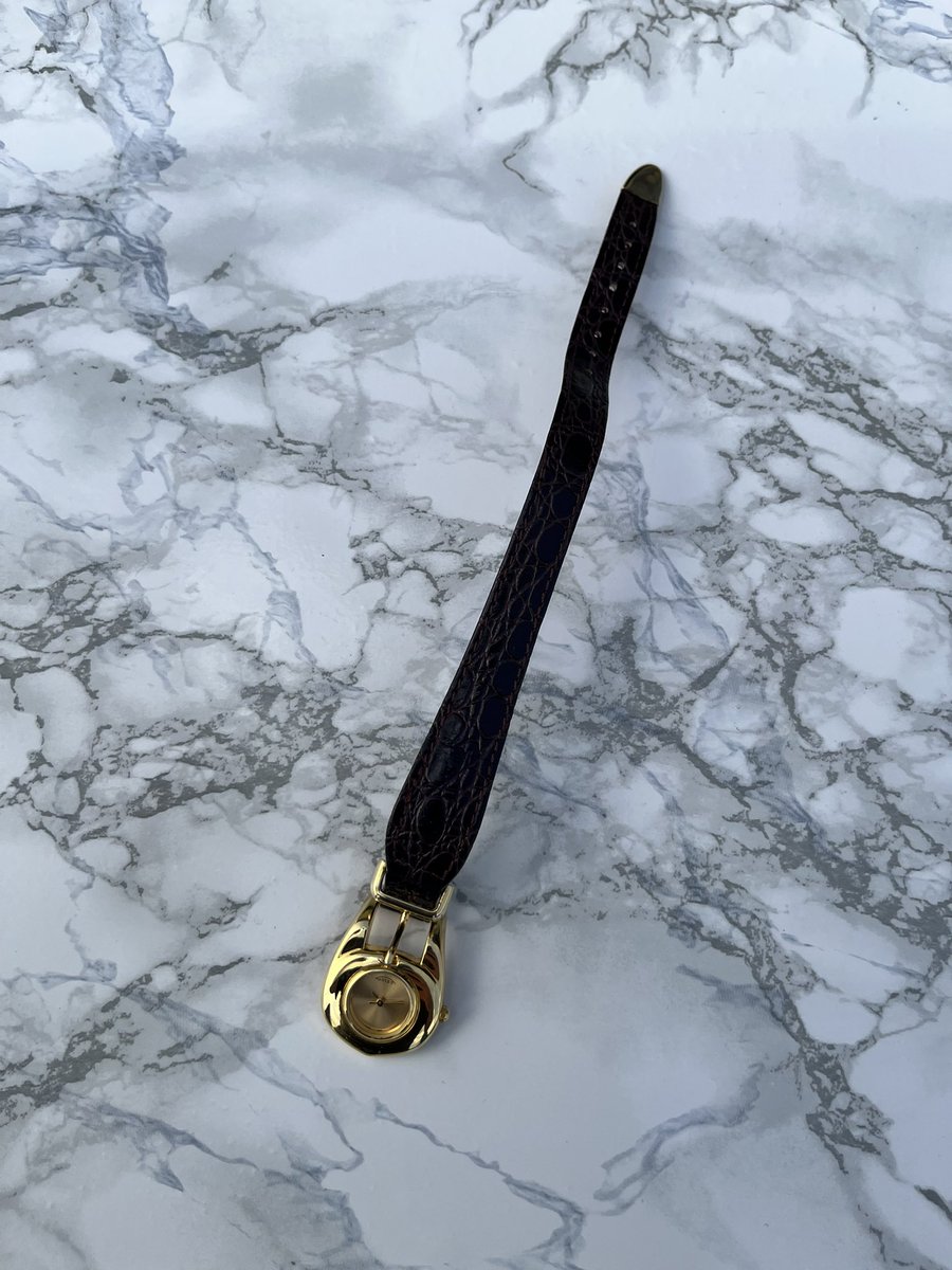 ☀️  FOR SALE  ☀️ 

Montre « Ceinture » de la marque SUIZO
Véritable look de ceinture
Mouvement quartz suisse 🇨🇭 - pile neuve
Bracelet en cuir aubergine foncée / marron
Boîtier de 26 cm (hors 👑) par 32 cm
Convient pour des poignets de 14 à 18,5cm 💪

État : 9/10

100 € (📦 incl)