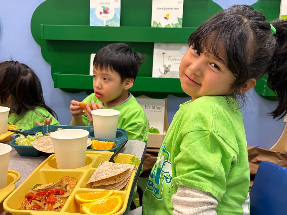 CentroNia's tweet image. At CentroNía our early learners take their #lunchtime seriously!

Look at some of our Pre-K students enjoying a tasty chicken fajita dish &amp;amp; veggies 🍴 CentroNía participates in the #CACFP program, helping provide nutritious meals to those we serve ❣️💗

#healthyfoods #prek #ece