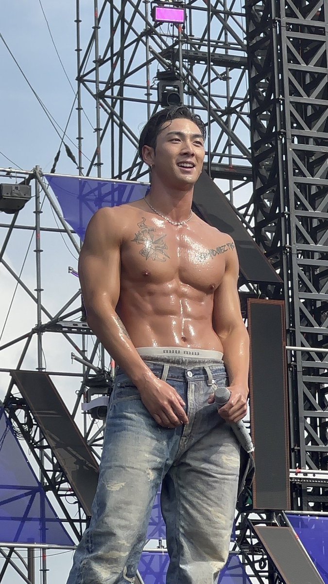 Thedudeshub's tweet photo. yeah i think asians are officially my type https://t.co/OPuvCrusGV