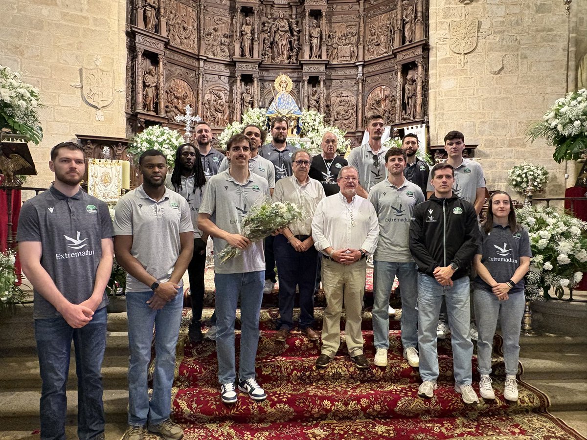Caceres_Basket's tweet photo. 💐En el día de hoy hemos realizado la tradicional ofrenda floral a la Virgen de la Montaña, patrona de la ciudad de Cáceres, en la Concatedral de Santa María. https://t.co/dwkAbL9wr3