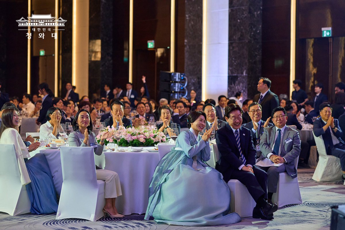 한국과 베트남은 닮은 점이 참 많습니다. 외세의 시련을 이겨내고 스스로의 힘으로 나라를 일으켜 세웠고, 분단과 전쟁의 아픔을 겪고도 다시 일어섰습니다. 이러한 공통의 경험은 오늘날 양국 관계의 단단한 토대가 되고 있습니다.

우리는 서로에게 가장 중요한 교역 파트너로 자리 잡았고, 경제,