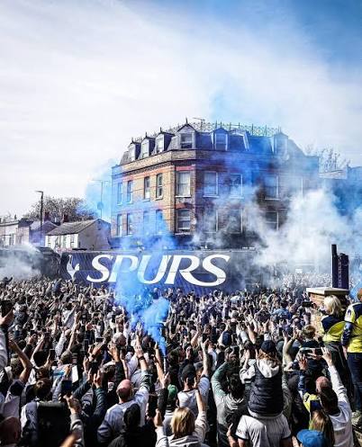 bridagul's tweet photo. Arsenal fans kicked off over finishing 8th x2.

Chelsea fans kicking off over maybe missing Europe.

They don’t tolerate failure.

#Spurs? Singing for the team bus in a relegation battle.

Standards? Gone. Expectations? Dead.
And the board get away with it YET AGAIN. #ENICOUT https://t.co/2vAIcpcxyU