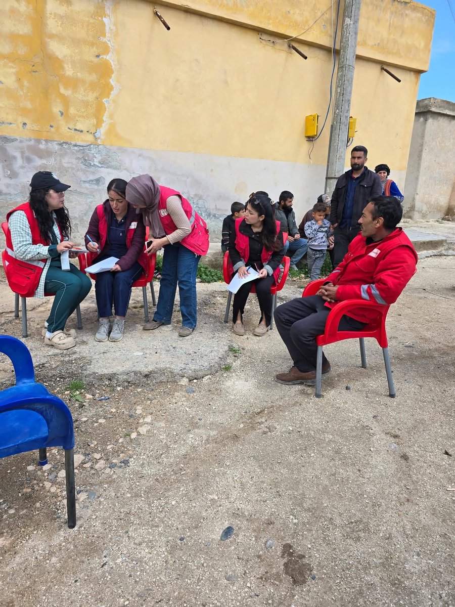 HeyvaKurd's tweet image. #English 
With support from Medico International, the Kurdish Red Crescent teams continue their humanitarian efforts, distributing solar-powered LED lights to several villages in Kobani to improve living conditions and provide a safe and sustainable source of light for residents.
