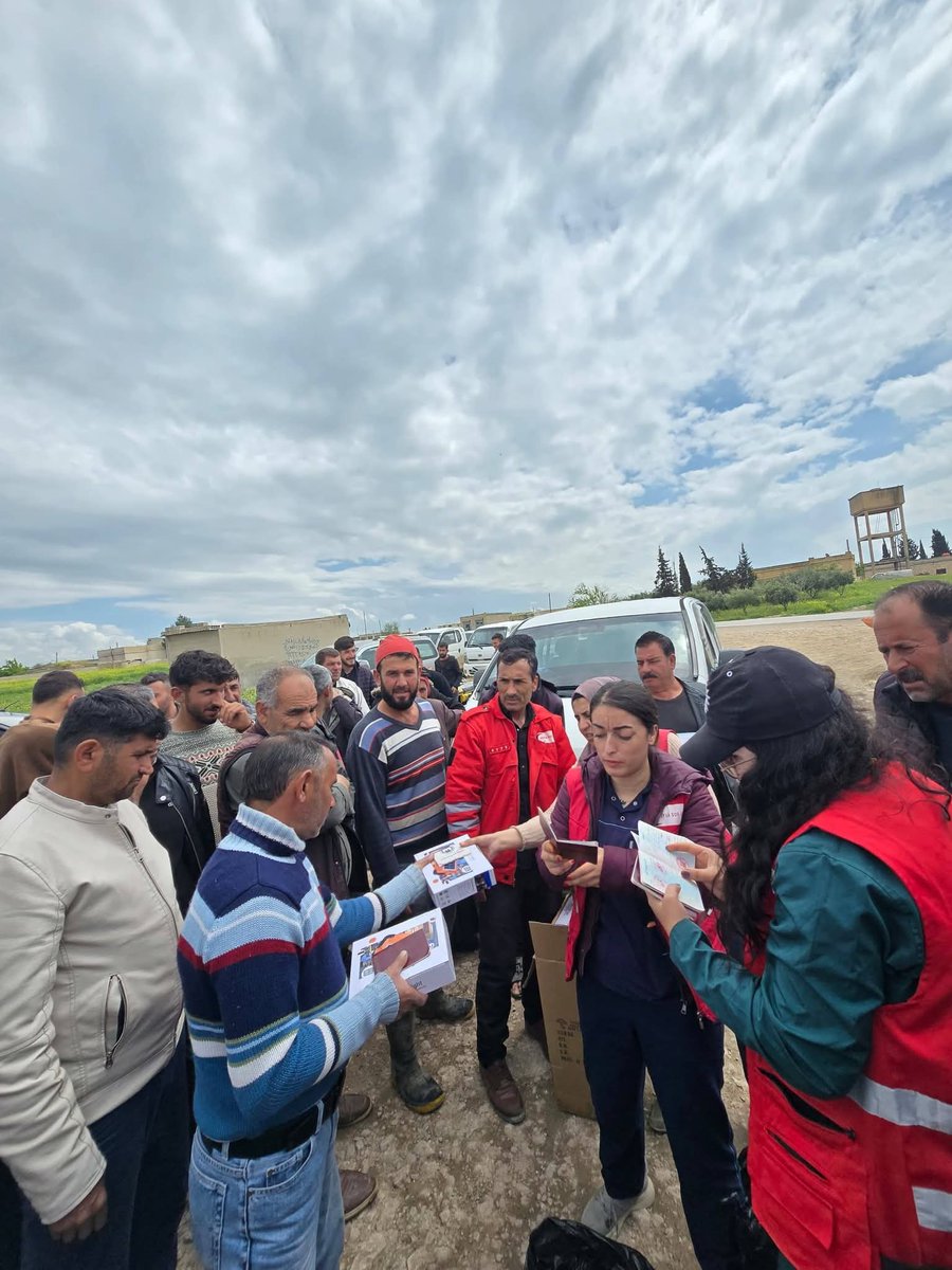 HeyvaKurd's tweet image. #English 
With support from Medico International, the Kurdish Red Crescent teams continue their humanitarian efforts, distributing solar-powered LED lights to several villages in Kobani to improve living conditions and provide a safe and sustainable source of light for residents.