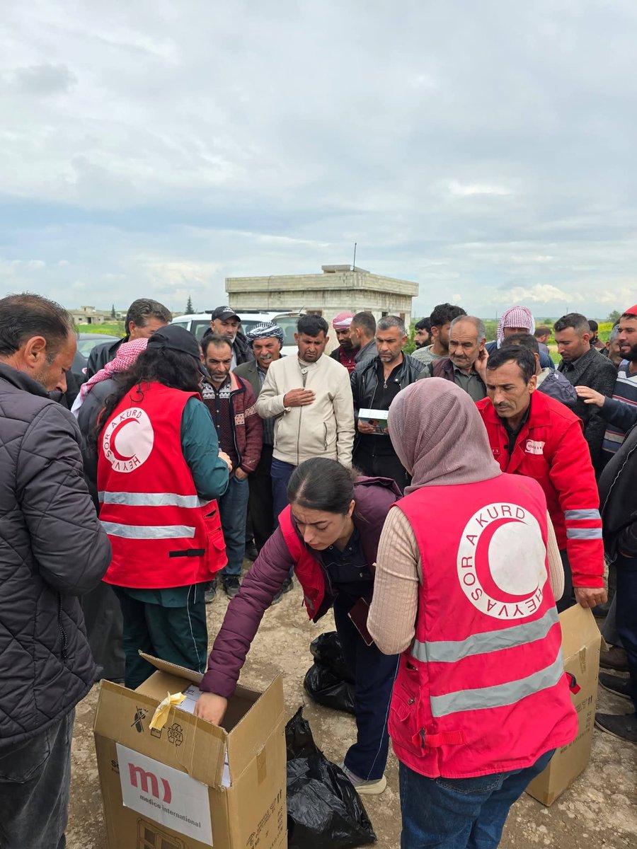 HeyvaKurd's tweet image. #English 
With support from Medico International, the Kurdish Red Crescent teams continue their humanitarian efforts, distributing solar-powered LED lights to several villages in Kobani to improve living conditions and provide a safe and sustainable source of light for residents.