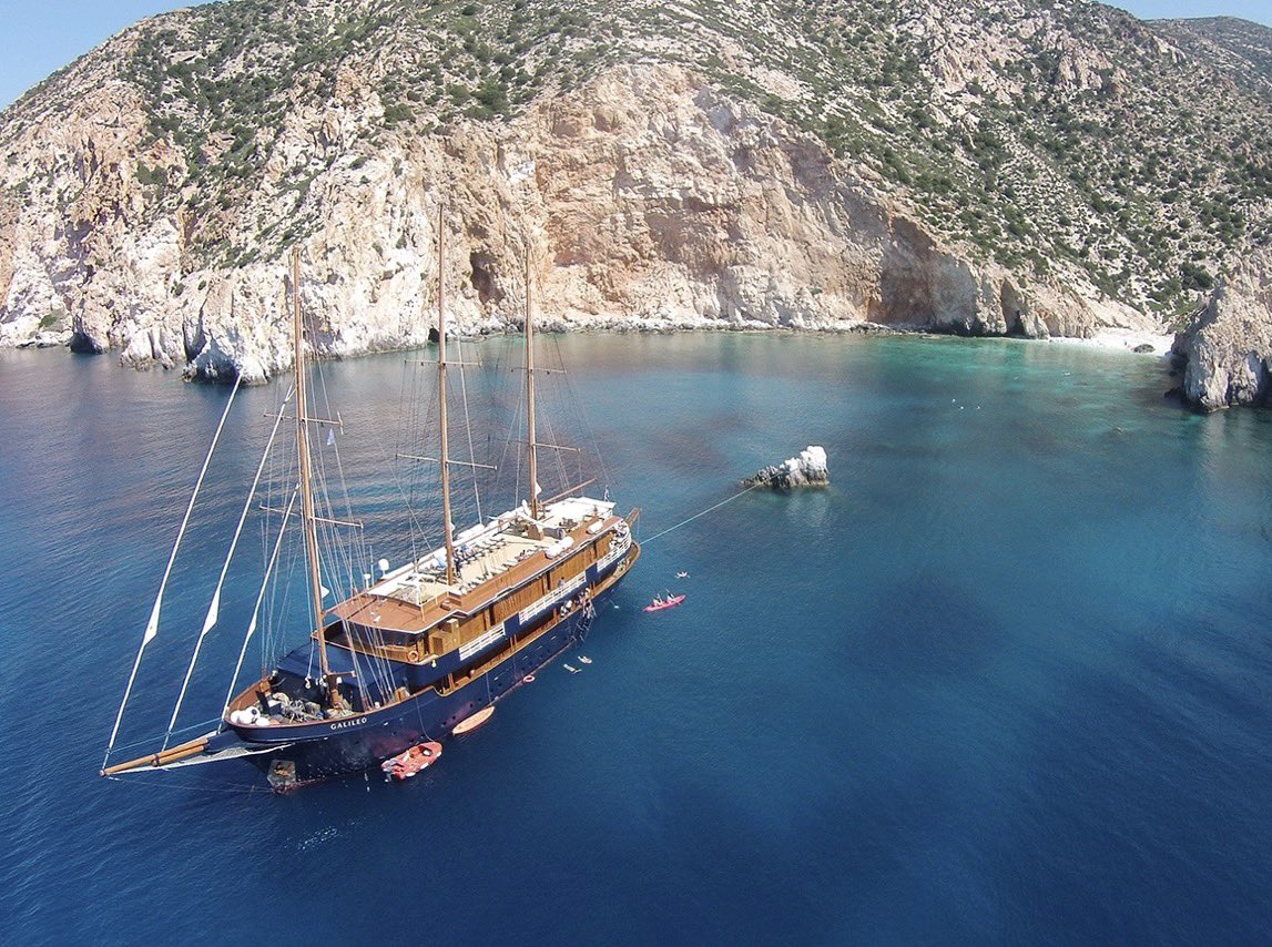 eGrecia_Viajes's tweet photo. Este año, vive algo más que unas vacaciones.

Navega por las Islas Cícladas en velero o crucero y descubre Grecia desde el mar, entre calas, luz y atardeceres únicos.

Empieza aquí 👉🏻 https://t.co/MAcigNfaDR

#islasgriegas #cicladas #velero #crucerogrecia #viajesexclusivos https://t.co/d1OpYbOwIC
