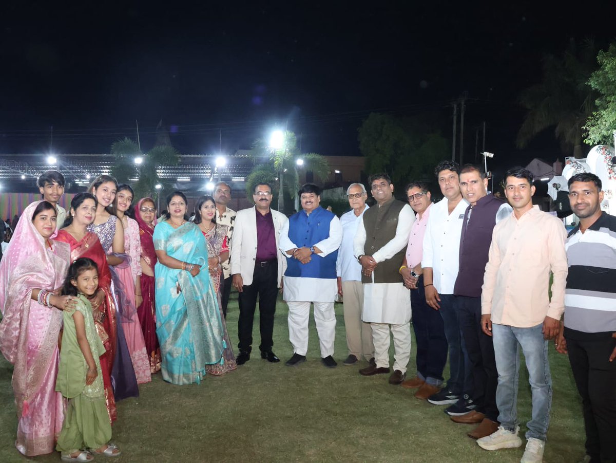 bjpanilfirojiya's tweet image. आज उज्जैन के वैदेही मैरिज गार्डन में विश्वकर्मा परिवार के विवाह समारोह में सम्मिलित होकर नवदंपति को हार्दिक शुभकामनाएं प्रेषित कीं।
बाबा महाकाल से प्रार्थना है कि उनका वैवाहिक जीवन सुख, समृद्धि एवं आनंद से परिपूर्ण रहे।

#wedding #ujjain #shubhavsar #blessings #congratulations