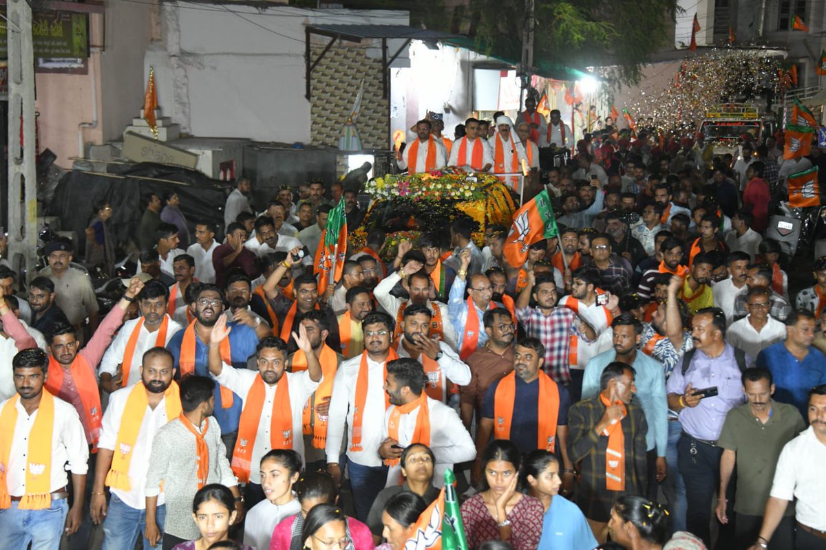 sanghaviharsh's tweet photo. ભુજની ગલીઓમાં ગુંજ્યો વિજયનાદ, 
ભાજપને મળ્યા છે જન-જનના આશીર્વાદ ! https://t.co/wwMKLk7d0L