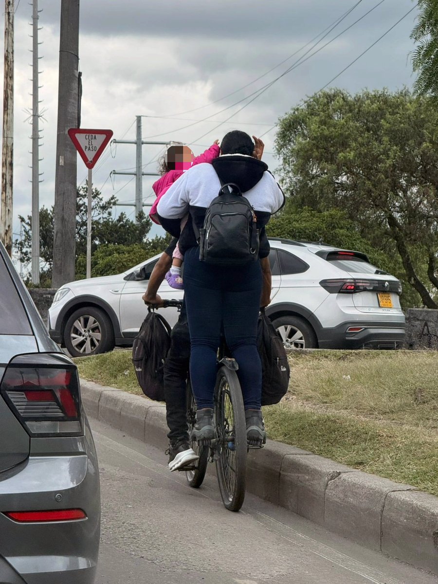PasaenBogota's tweet image. #BOGOTÁ. ¿Tú que opinas?

Ocurrió en la Av. Américas con Av. Boyacá antes de subir el puente, en días pasados.