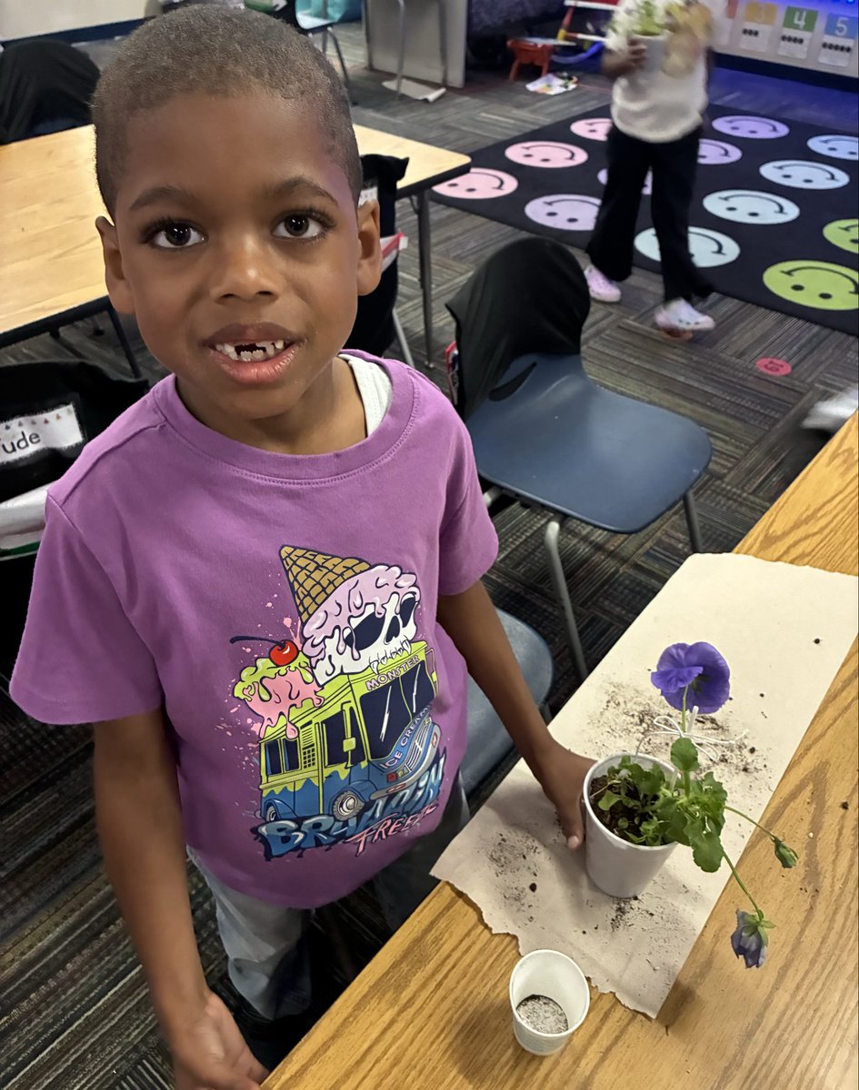 Erwin13Alicia's tweet image. @SpeechRoom7 and Mrs. Kukla engaged our KDG students in a read-aloud, Curious Garden, and students planted their own flowers for #EarthDay ! #WeAreWayne @wle_elem1955