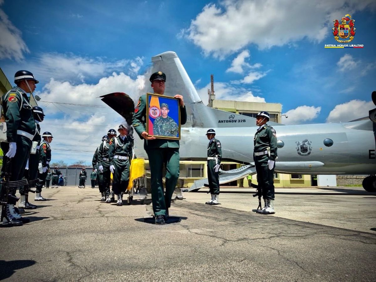 COL_EJERCITO's tweet image. #AEstaHora | Acompañamos el regreso  de nuestros soldados Andrés Esteban Alvarez Sierra, Darwin Arnoldo Gómez Gutiérrez y Brayan Steven Galindo Amado, quienes entregaron su vida en cumplimiento del deber en el departamento de #Nariño.

Sus cuerpos son trasladados con honor hacia