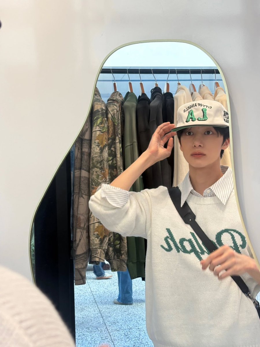 Hyungwon on Instagram #형원 #HYUNGWON 

🎵 Justin Bieber - DAISIES (1/3)