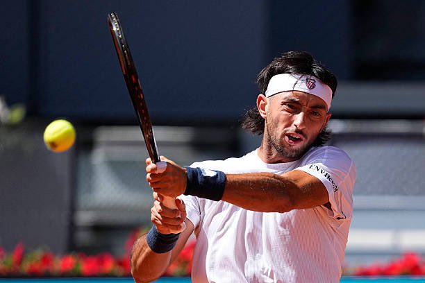 IdemoTennis's tweet image. #Tirante se convirtió en verdugo.

El argentino firmó su primer triunfo en el M1000 al vencer en su despedida al Español Bautista Agut por 6-2 y 6-4en #Madrid.

El Americano 🇺🇸Tommy Paul será su siguiente rival.

#Idemo