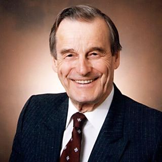 Geology_History's tweet photo. April 22, 2013, Canadian geophysicist Lawrence Morley died #OTD aged 93.
Sometime in 1963, Lawrence Morley proposed an outlandish theory: That  rocks on the ocean floor were imprinted with a record of the direction and intensity of the Earth's magnetic field... https://t.co/Rko499fc6O