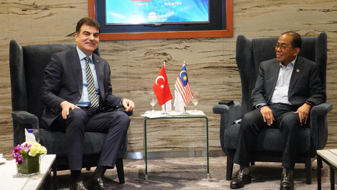 tcsavunma's tweet photo. Millî Savunma Bakan Yardımcısı Musa Heybet; 20-23 Nisan 2026 tarihleri arasında, Kuala Lumpur’da gerçekleştirilen Asya Savunma Hizmetleri Fuarı (DSA) ve Ulusal Güvenlik Asya Fuarı’na (NATSEC) katılıyor.

Bakan Yardımcısı Musa Heybet; fuar kapsamında Malezya Savunma Bakanı Mohamed Khaled bin Nordin, Azerbaycan Savunma Sanayisi Bakan Yardımcısı Mehman Bakhishov, Vietnam Savunma Bakan Yardımcısı Korgeneral Nguyen Van Hien ile ikili ve heyetler arası görüşmeler gerçekleştirdi.

Bakan Yardımcısı Musa Heybet ayrıca; 6 Şubat depreminde Türkiye’de seyyar sahra hastanesi kurarak sağlık hizmeti için destek sağlayan Gülhane Askerî Tıp Akademisi mezunu Malezyalı Tabip Tuğgeneral Amran bin Amir Hamzah ile de bir araya gelerek hizmetleri için teşekkür etti.

#MillîSavunmaBakanlığı