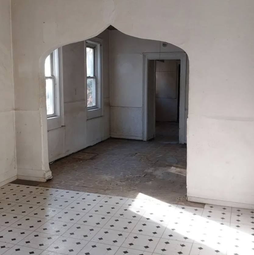 oldhouseunder50's tweet image. $19,900. Cheapest House of the Day! Built in 1884, this #Michigan #fixerupper showcases 2 bedroomsand 1 bathroom. It offers 960 sq ft of living space. oldhousesunder50k.com/c-1884-mihigan…