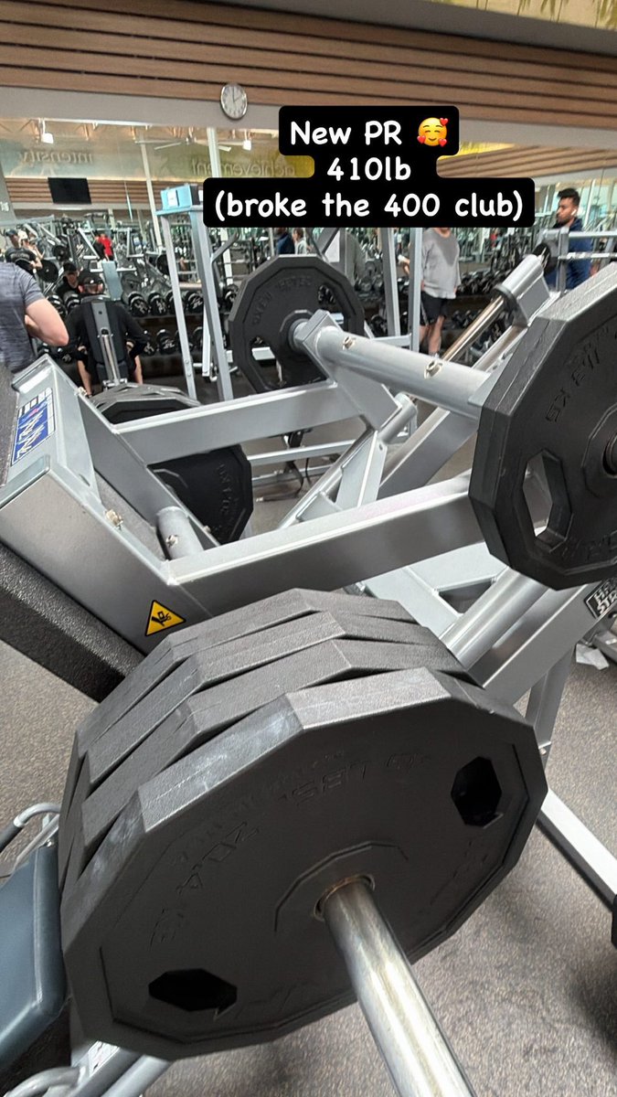 SPlasticSpoons's tweet photo. Hit a new PR! (410lbs) Finally in the 400s club after being stuck for 3 months. 

Currently on my first cut phase (3 months - 1300 cal) after my 3 months bulk(2k Cal). I feel like I don’t see too many woman speak about this but I’m starting to see some genuine gains 💪 https://t.co/ISoLd2RrBl