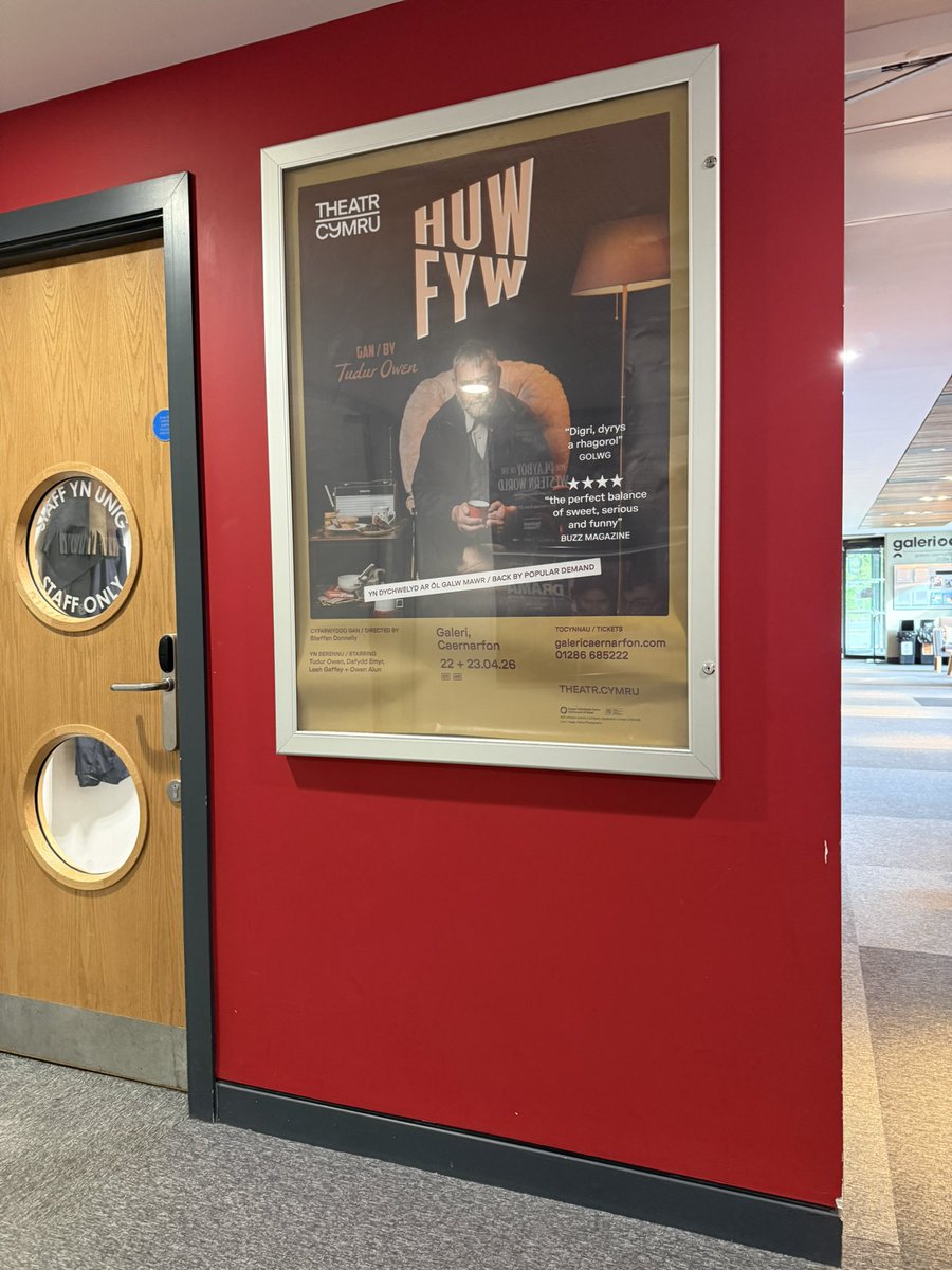 Aaronplem's tweet image. Ymweld a r’hen Huw yn Galeri (Caernarfon) heno - 1 of 2 Performances, I wasn’t meant to do tonight only tomorrow but I’ve come in to help out #volunteering #HuwFyw