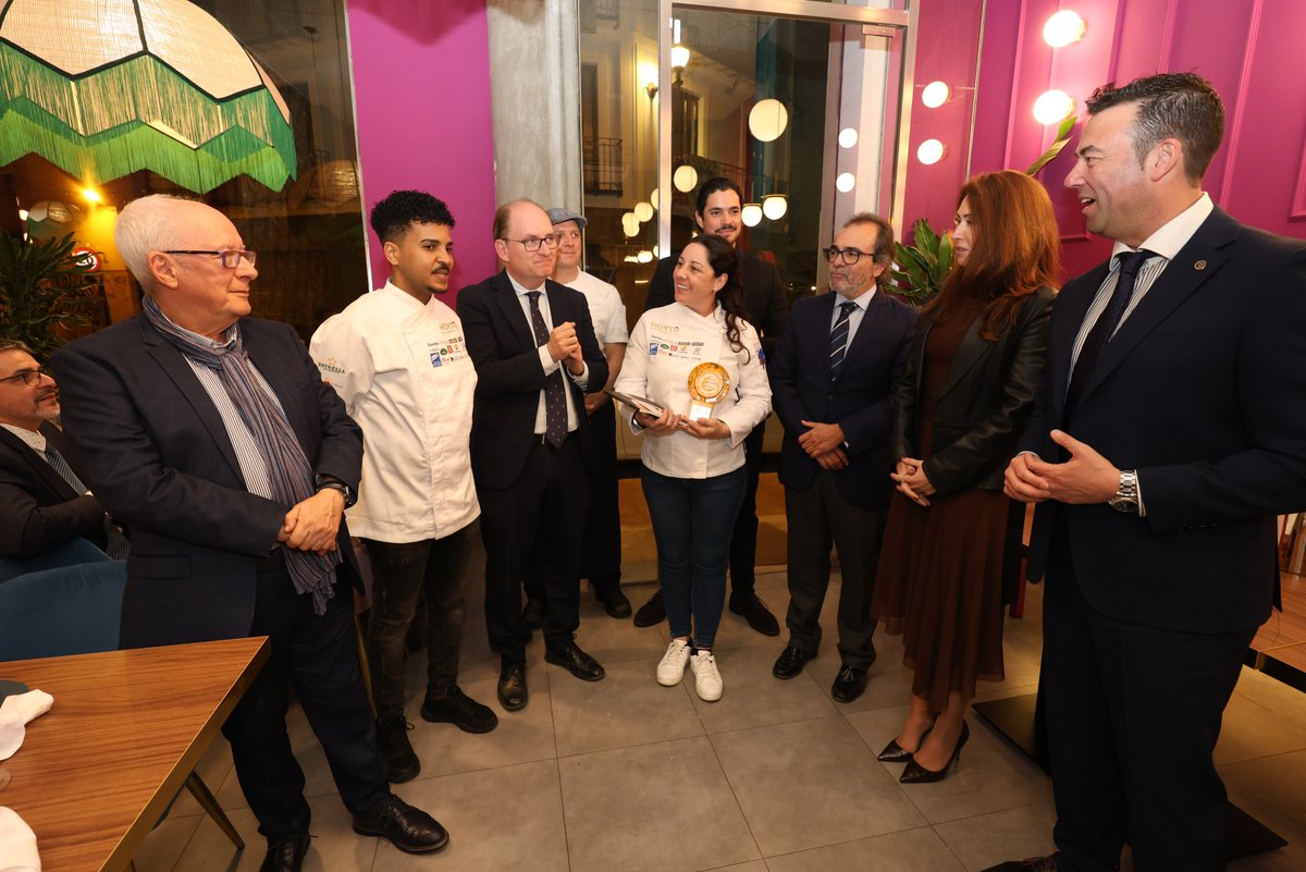 cmurciagourmet's tweet photo. La cena de abril nos trajo, una vez más, al corazón de la capital del Segura. En plena calle San Nicolás se encuentra el restaurante Alta Costura, que nos ofreció un menú "finamente hilado" como reza su eslogan. https://t.co/XHRUReS4ax