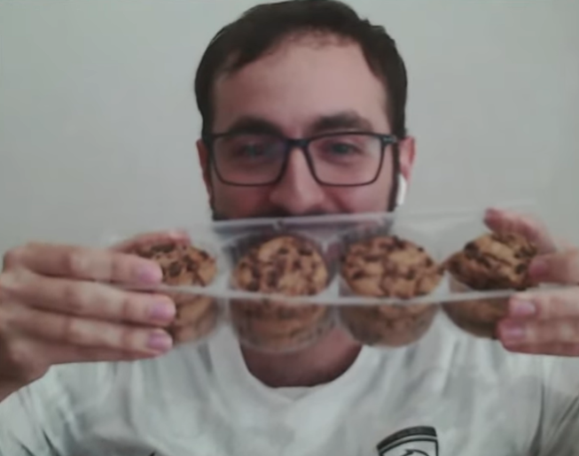 fercardenete's tweet photo. Yo no veo diferencias, oficialmente ha nacido el monstruo de las galletas de la LES. https://t.co/o9fbN6poaS