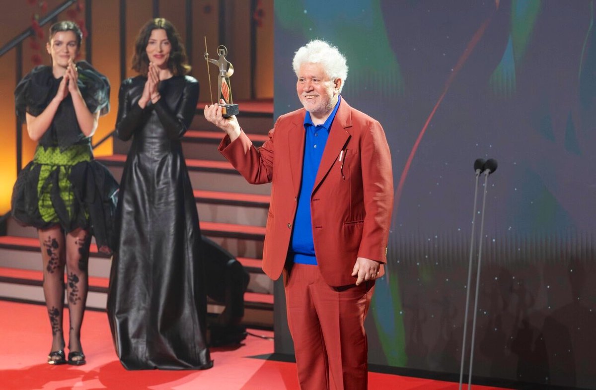 AlmodovarTweets's tweet photo. Pedro Almodóvar recibiendo el Premio de Honor de los Premios Sant Jordi RNE de Cinematografía 2026. https://t.co/TLW90eOHWU