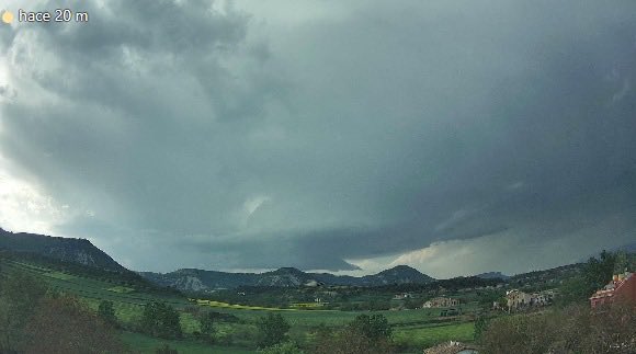 Stormyalert's tweet image. Posible supercelula cruzando la plana de Vic 
#euwx #Meteo #Weather