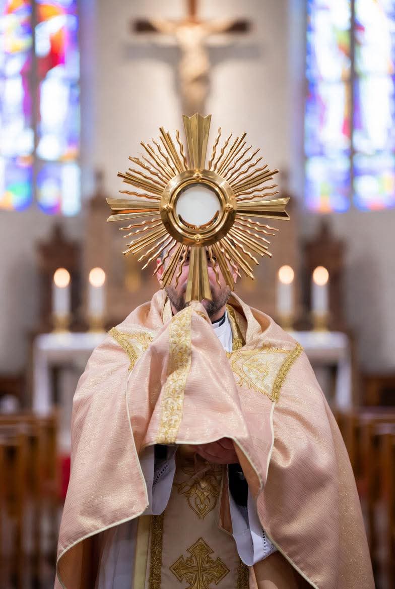 Que Dios todopoderoso te bendiga y te guarde.