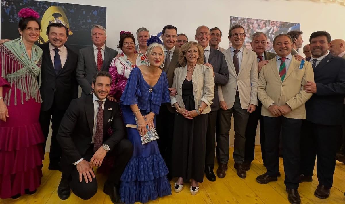 He compartido un rato con compañeros y alcaldes del <a href="/PPdeSevilla/">PP de Sevilla</a> en la #FeriaSevilla2026. 

#JuanmaPresidente