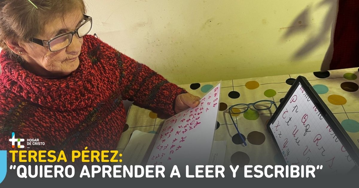 Teresa (69) dejó el colegio en 2° básico para ayudar a su familia. Tras años de depender de otros para leer documentos, hoy cumple su sueño de aprender a leer gracias al apoyo del Hogar de Cristo y la USS en Puerto Montt. "Quiero conocer las letras", dice motivada.
Lee más aquí