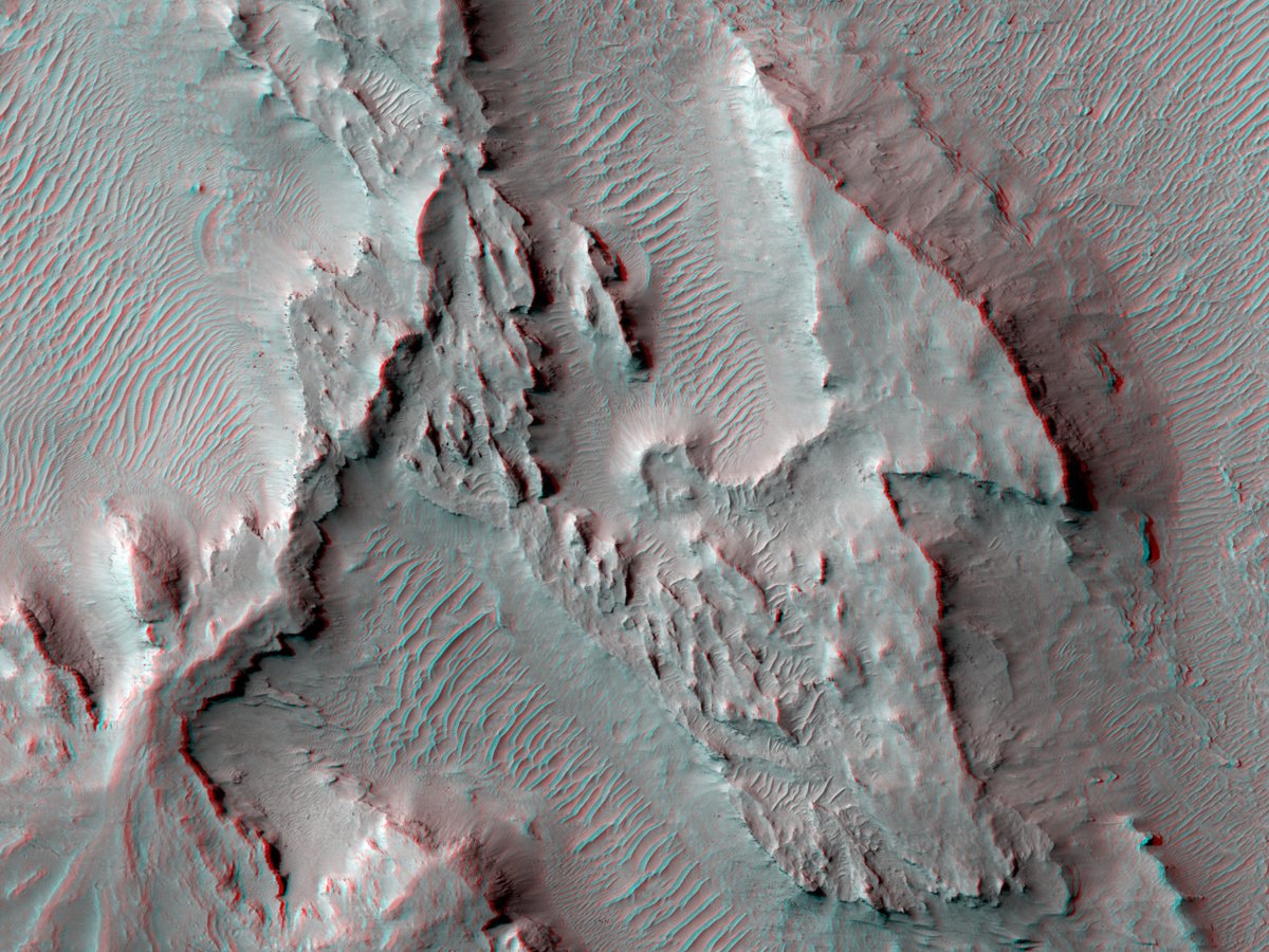 HiRISE's tweet image. HiRISE 3D: A Sediment Routing System in Aeolis Dorsa

This appears to be a complete sediment routing system preserved in inverted relief from source (convergent drainage in the east) to sink (alluvial fan in the west) . 

uahirise.org/anaglyph/ESP_0…

#Mars #NASA #science