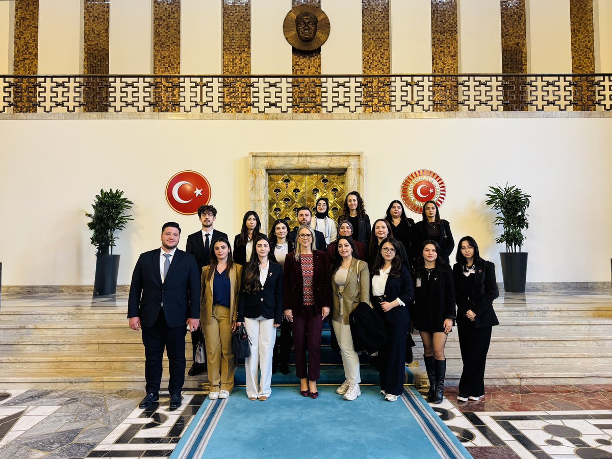 CeydaBC35's tweet photo. 📍TBMM

İzmir Kâtip Çelebi Üniversitesi Kariyer Topluluğu’nun güzide gençlerini Gazi Meclisimizde misafir ettik.

Genç kardeşlerim ile kariyer yolculuklarını ve gelecek hedeflerini konuştuk. Genç fikirlerin enerjisiyle, yarınlara çok daha güçlü yürüyeceğimize yürekten inanıyorum.

Bilin ki bu kapı, ufku geniş, idealleri büyük her bir gencimize sonuna kadar açıktır. Sizler hayal kurmaya devam edin; biz o hayalleri gerçeğe dönüştürmek için her zaman yanınızda olacağız.🙋🏼‍♀️
