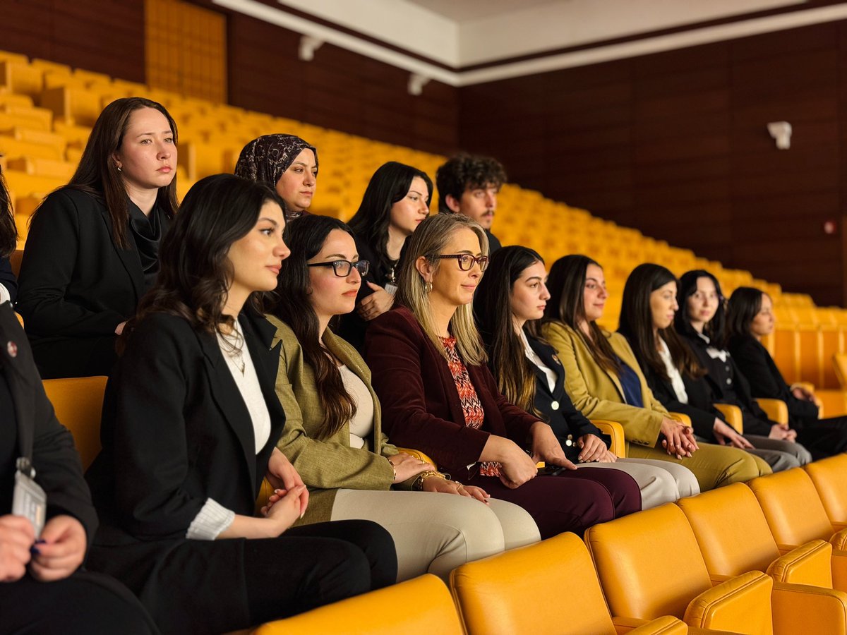 CeydaBC35's tweet photo. 📍TBMM

İzmir Kâtip Çelebi Üniversitesi Kariyer Topluluğu’nun güzide gençlerini Gazi Meclisimizde misafir ettik.

Genç kardeşlerim ile kariyer yolculuklarını ve gelecek hedeflerini konuştuk. Genç fikirlerin enerjisiyle, yarınlara çok daha güçlü yürüyeceğimize yürekten inanıyorum.

Bilin ki bu kapı, ufku geniş, idealleri büyük her bir gencimize sonuna kadar açıktır. Sizler hayal kurmaya devam edin; biz o hayalleri gerçeğe dönüştürmek için her zaman yanınızda olacağız.🙋🏼‍♀️