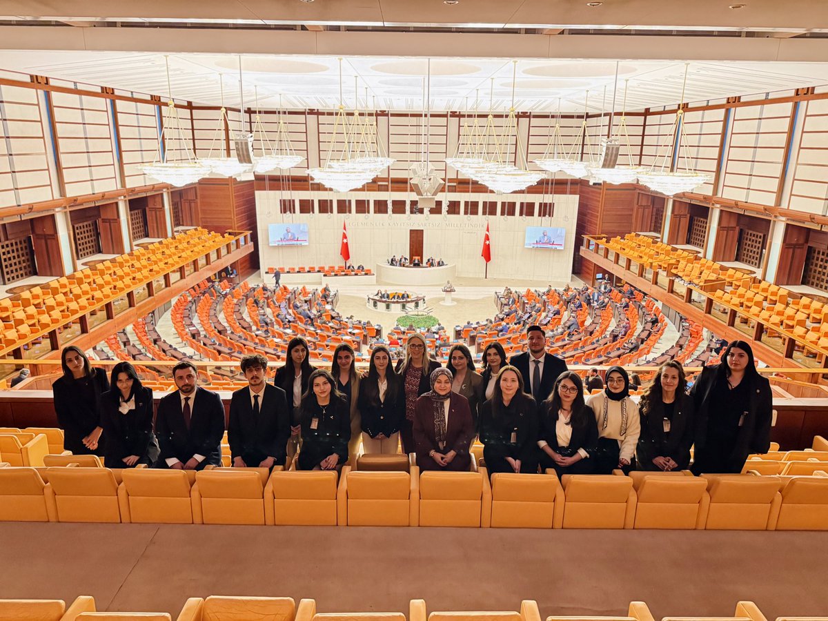 CeydaBC35's tweet photo. 📍TBMM

İzmir Kâtip Çelebi Üniversitesi Kariyer Topluluğu’nun güzide gençlerini Gazi Meclisimizde misafir ettik.

Genç kardeşlerim ile kariyer yolculuklarını ve gelecek hedeflerini konuştuk. Genç fikirlerin enerjisiyle, yarınlara çok daha güçlü yürüyeceğimize yürekten inanıyorum.

Bilin ki bu kapı, ufku geniş, idealleri büyük her bir gencimize sonuna kadar açıktır. Sizler hayal kurmaya devam edin; biz o hayalleri gerçeğe dönüştürmek için her zaman yanınızda olacağız.🙋🏼‍♀️