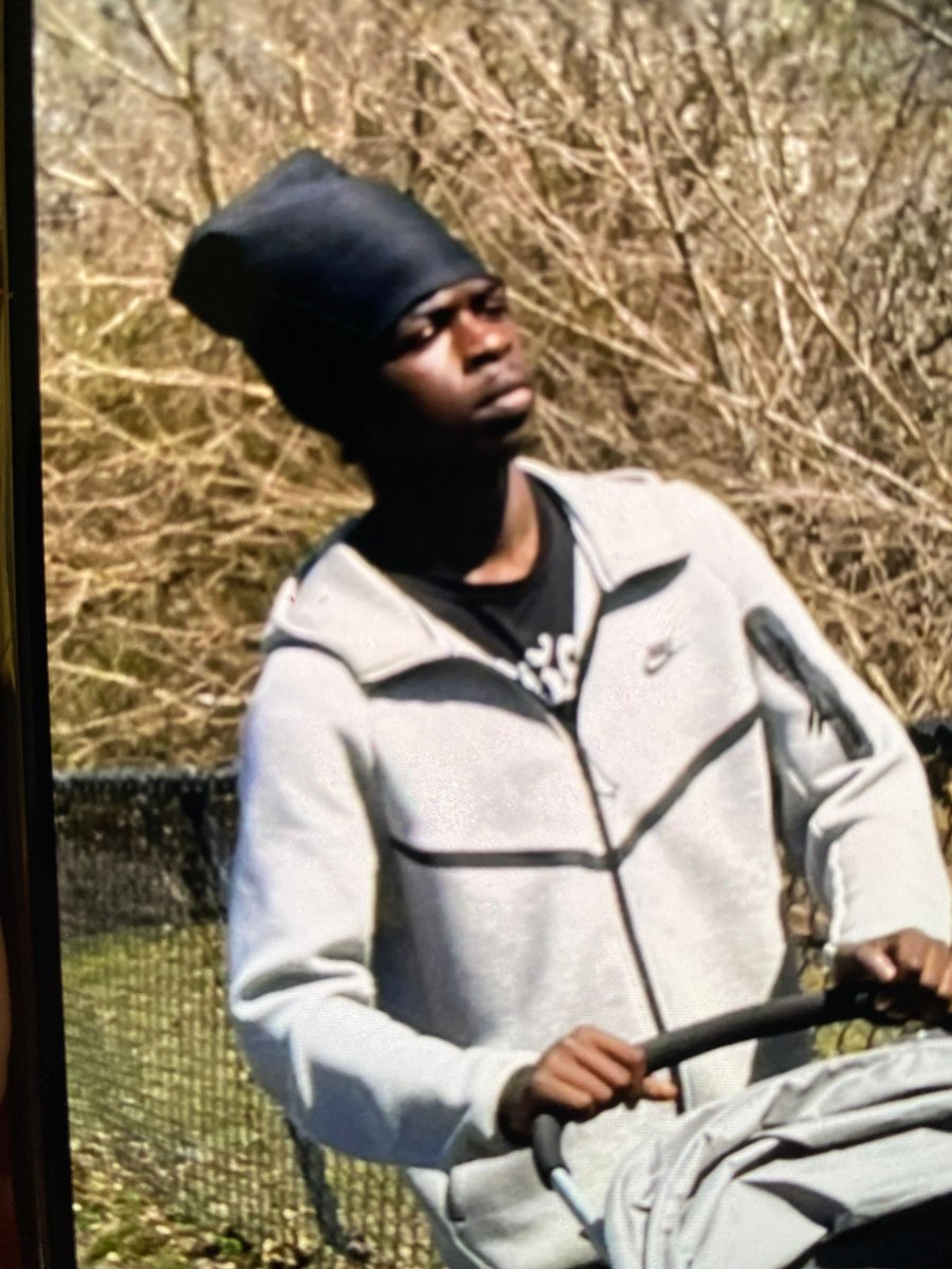 BaltCoPolice's tweet image. #CriticalMissing 14-year-old Nazir Warren (6'3 140lbs). Last seen in the Essex area wearing a grey Nike zip-up jacket, black sweat pants, and gray shoes. Anyone with information is asked to call 911 or 410-887-0220. #HelpLocate #BCoPD