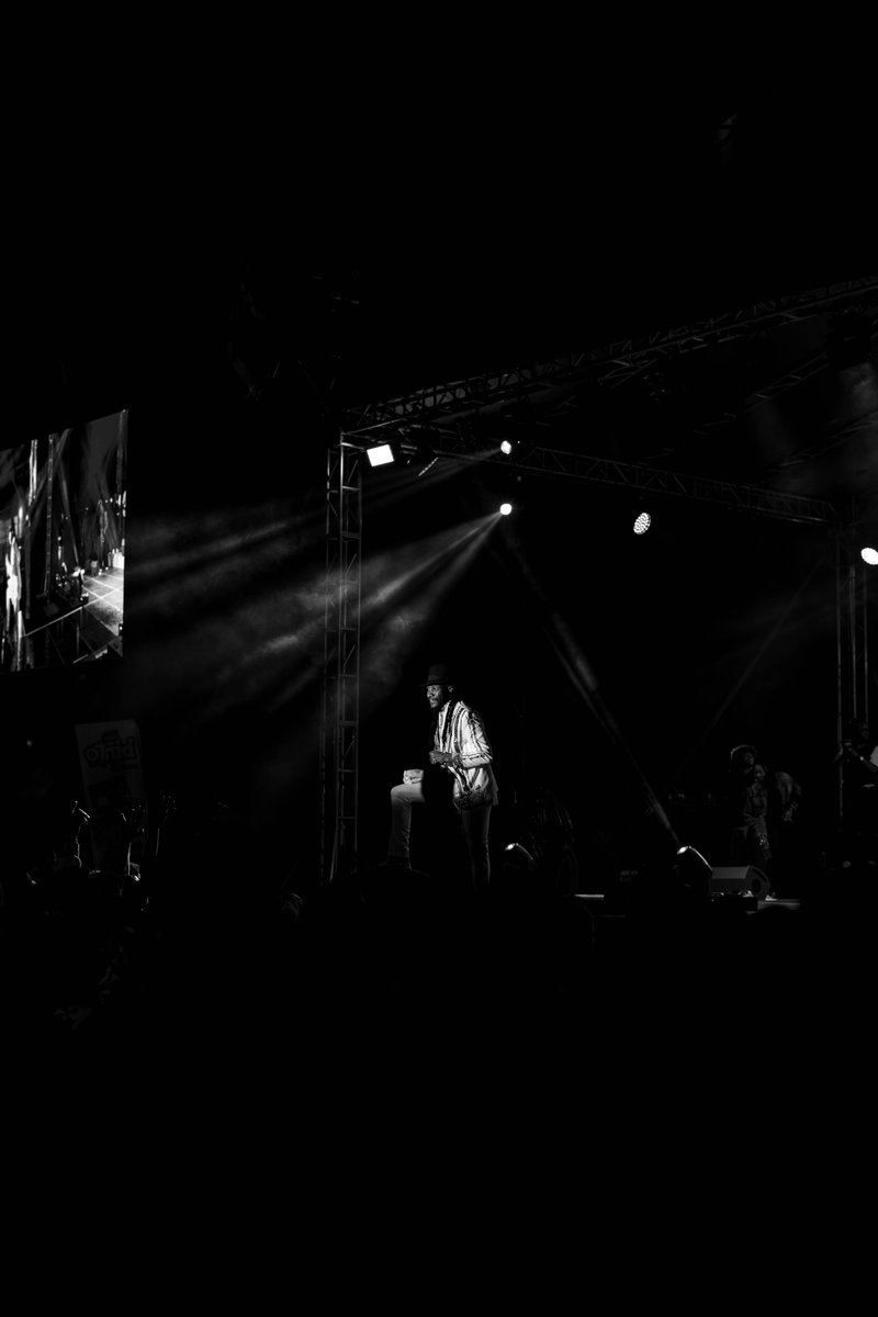 Shotbyogv's tweet photo. The stage is his altar, the mic his offering, dressed in light, moving in rhythm.

🖼:@winkydonline 
📸:By me(Shotbyogv) https://t.co/TDYGU0hoP8