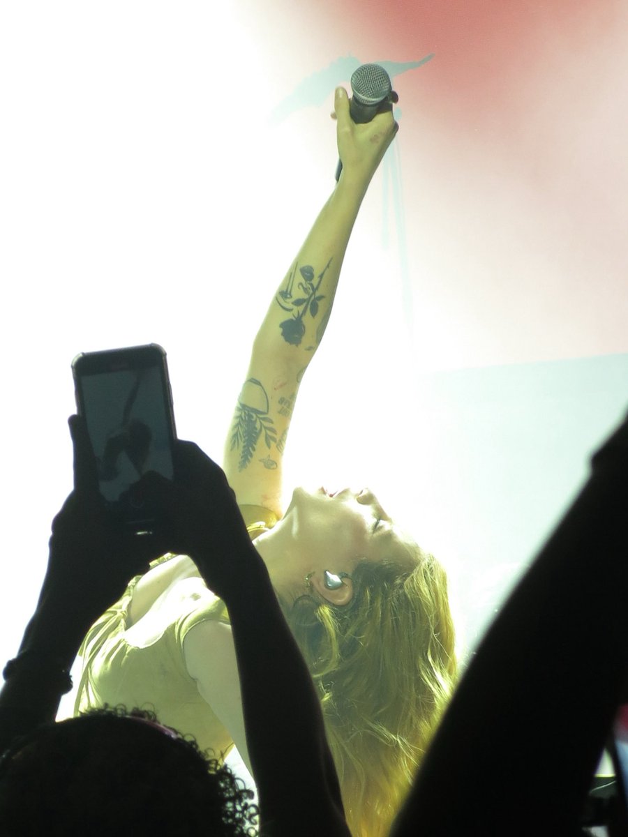 Hoje é o dia da minha cantorita favorita da vida! é seu aniversário mas quem ganha o presente somos nós podendo te ouvir cantar tudo que temos guardado no peito. Eu te amo mil milhões Carol 🫶🏼
<a href="/carolbiazin/">CAROL BIAZIN</a> <a href="/stagebiazin/">Stage Biazin</a>