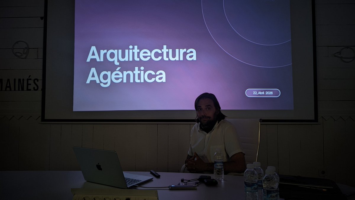 RiojaDotNet's tweet photo. Empezamos la jornada de IA agéntica con @datracka en @LaBarradeSDi #IA https://t.co/WQjqZdEJzH