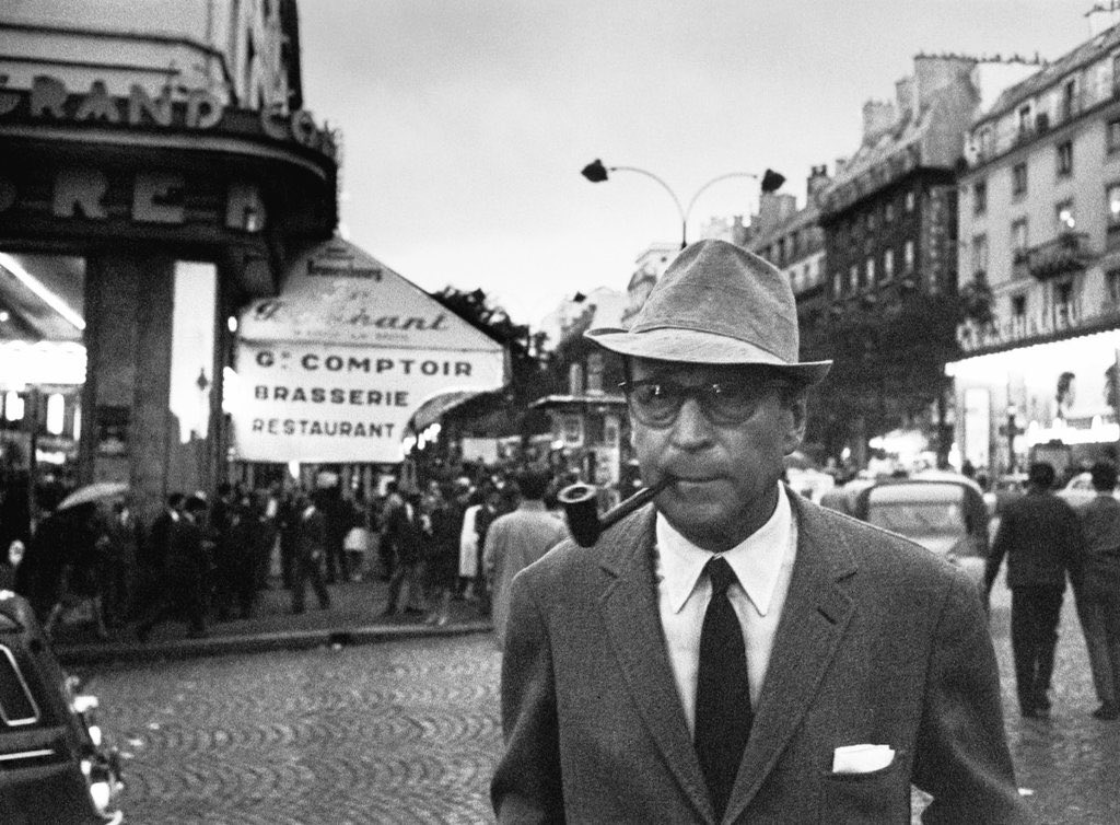 SimenonTweets's tweet photo. ✍️ "Il y a des jours ainsi, où l’existence est moins quotidienne et où les passants, sur les trottoirs, les tramways et les autos semblent jouer leur rôle dans une féerie.”
—— Georges Simenon, La Guinguette à deux sous (1931)

📷 ©Robert Doisneau, 1962. https://t.co/L9zO3qIRku