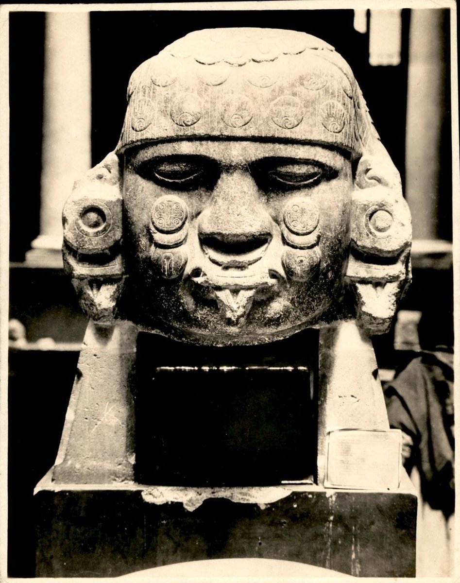 Fotografía de la cabeza decapitada de Coyolxauhqui.
Circa 1920. 
Viejo Museo Nacional.
