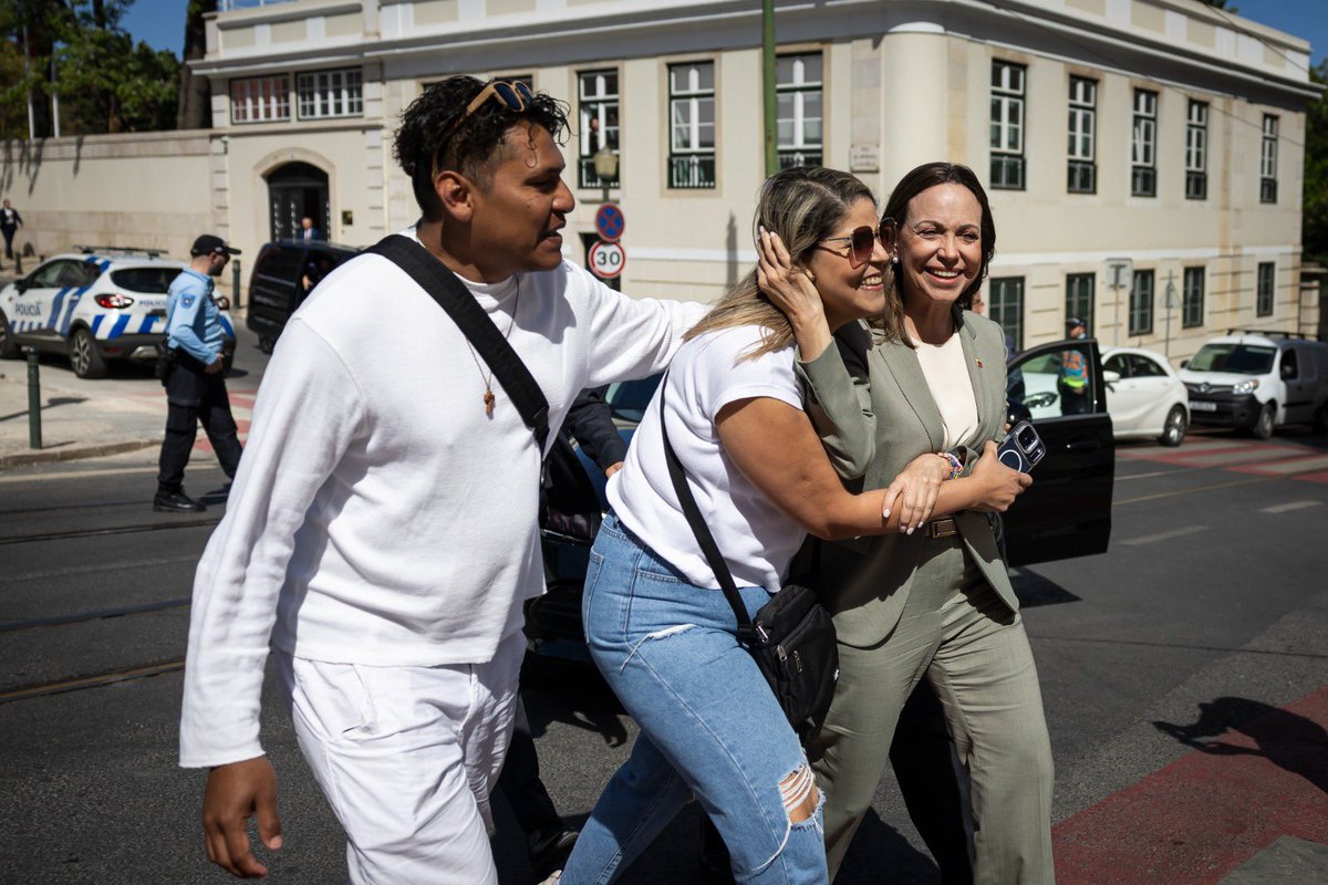 #EnFotos Así se vivieron las horas con <a href="/MariaCorinaYA/">María Corina Machado</a> en Lisboa, #Portugal. 

Un viaje relámpago para fortalecer alianzas y ratificar la importancia de una transición democrática en Venezuela. 

Siempre activos, los venezolanos la esperaron en distintos puntos de la ciudad lusa.