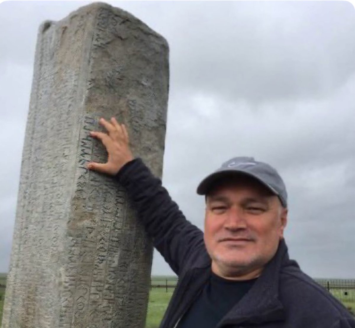 Ahmet Taşağıl, Türk tarihçiliğinin en önemli birkaç isminden biridir. İslamiyet'ten önceki Türk tarihini yeni baştan yazmıştır. Osmanlı Devleti'nin en büyük devlet adamlarından Ebussuud Efendi'nin kökeni ve Osmanlı'yla ile ilgili uzmanı olmadığı bir konudaki bir bilgiyi  yanlış