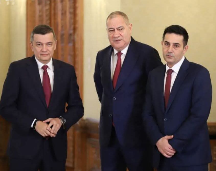 RFboris's tweet photo. Ești în holul de la Athenee Palace și trei inși se uită așa la tine. Ce faceți, domnule Liviu Dragnea? https://t.co/ENWXOx9l92