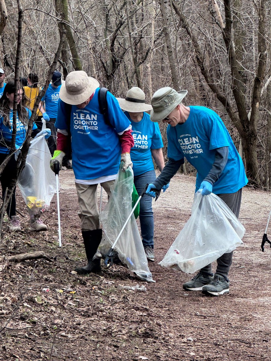 cityoftoronto's tweet photo. Today is the last day to register your community group, school or business for a Clean Toronto Together event🧹🧼  
 
Join us between April 24 to April 26 for our annual spring cleanup event to help keep Toronto beautiful.  
 
Register before 8 p.m. tonight: https://t.co/HSRBJZ1hcF