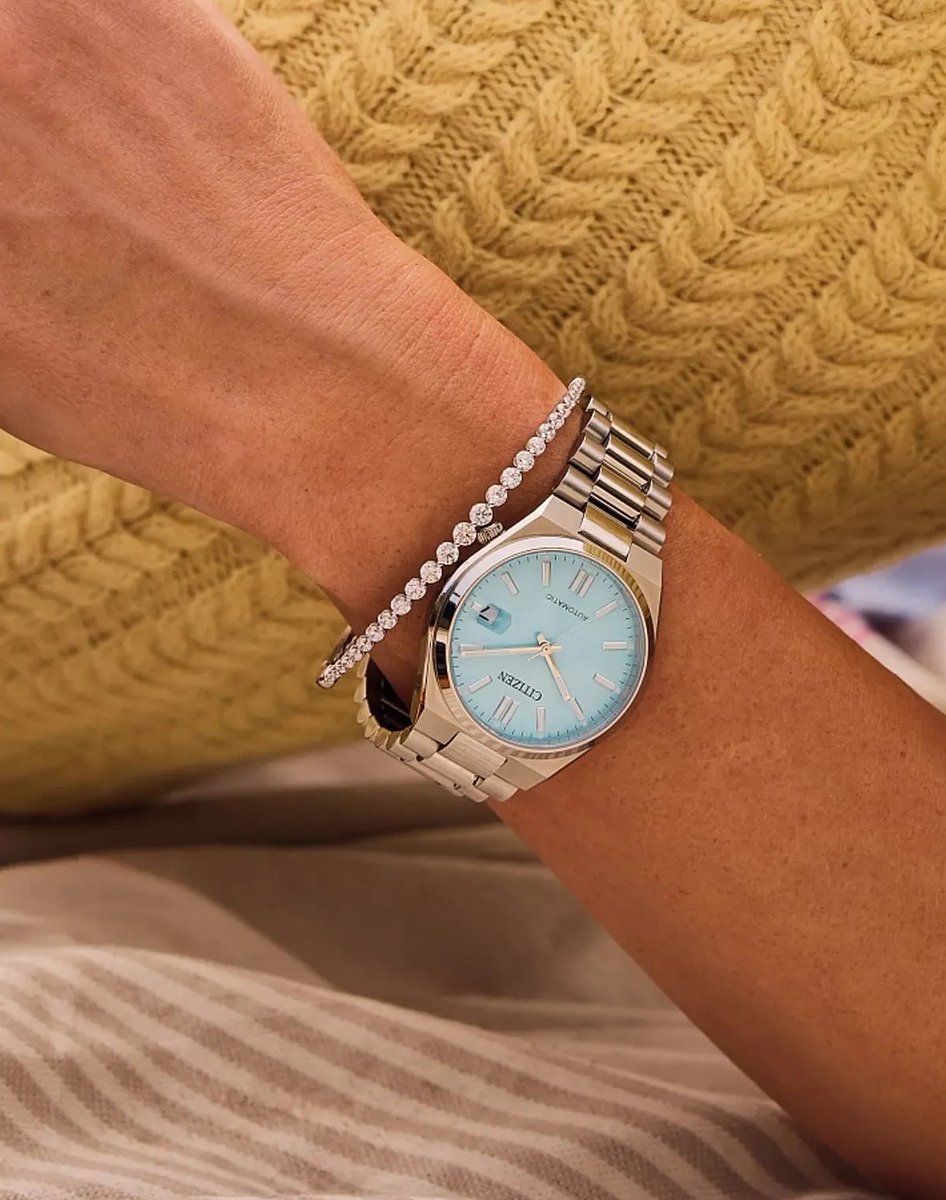 SkalitzkyJewelr's tweet image. Soft sunshine, clear skies, and a touch of blue. 💙
This Citizen timepiece brings a refined glow to your spring style—effortless, elegant, and made for the moments that linger a little longer.

#SpringElegance #CitizenWatch #TimelessBeauty #SkalitzkyJewelers #SunPrairieWi