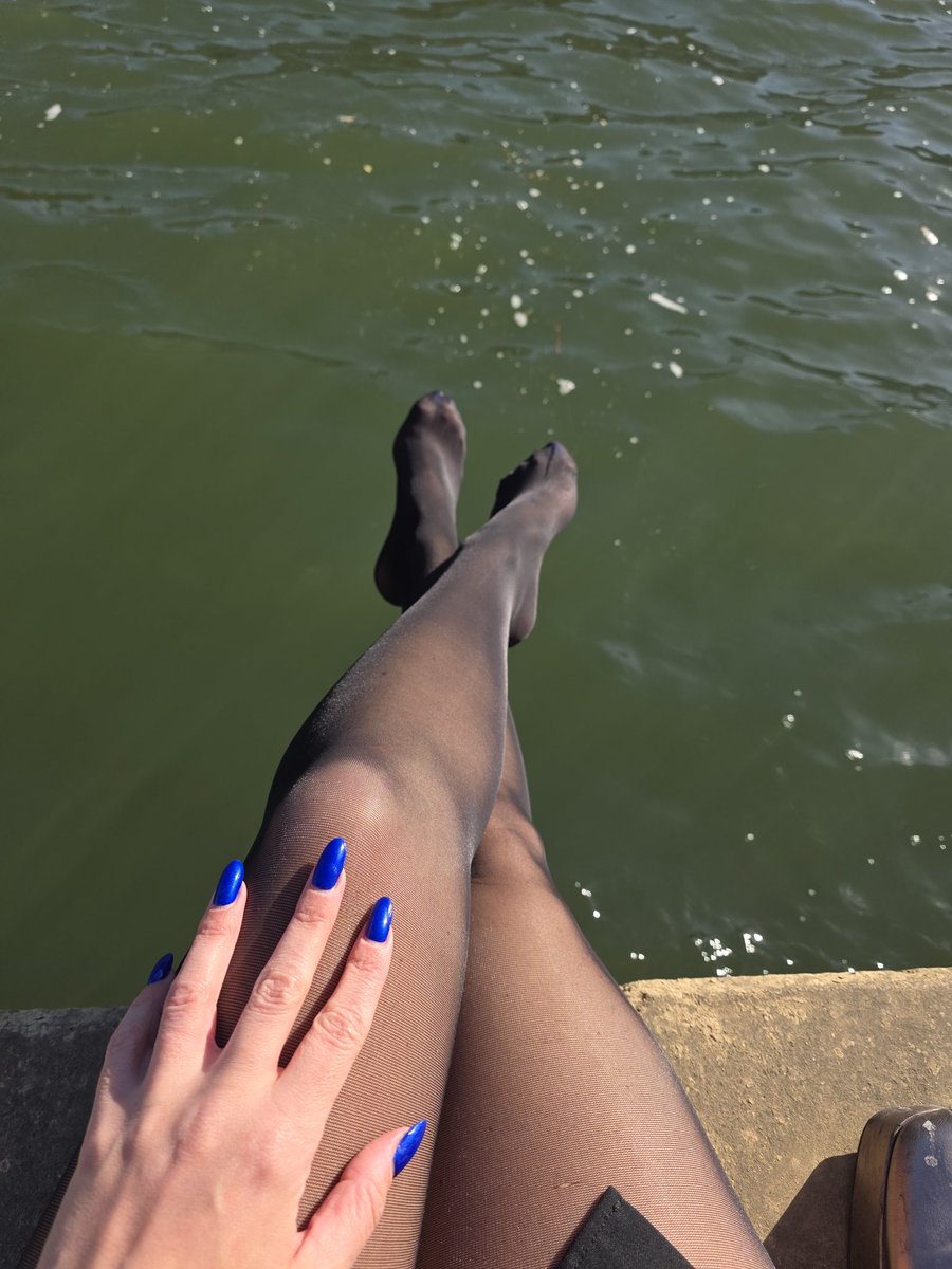 EsmeraldaDeesse's tweet photo. Bain de soleil 💛 team collants ? https://t.co/dfhGOrSaL2